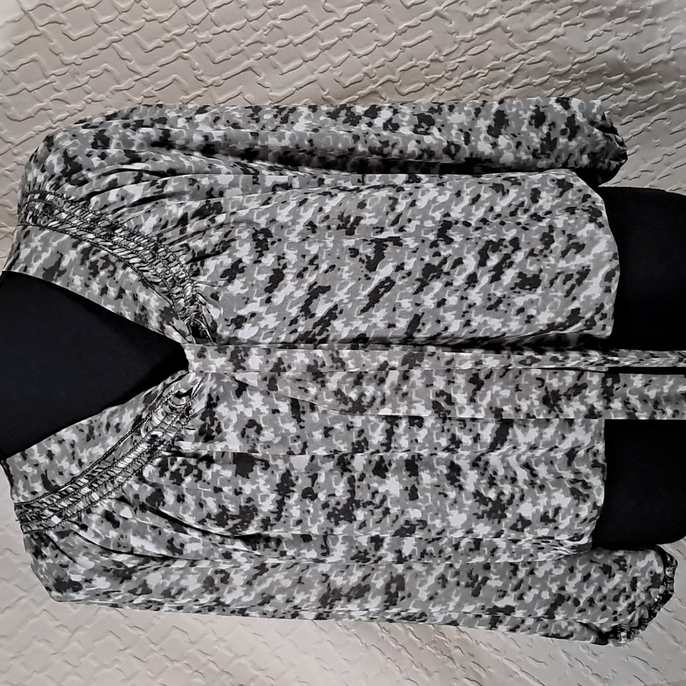 MSSP (max studio specialty products) Size XS Grey/White blouse
